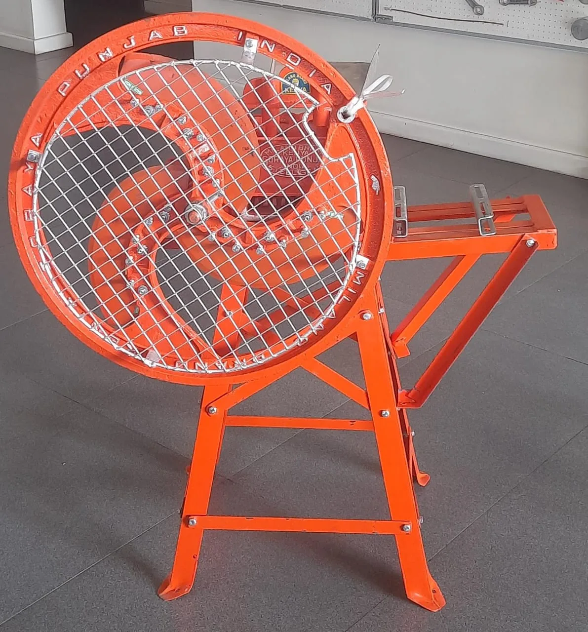 WhatsApp-Image-2025-05-23-at-13.15.36_4dd81c3f.jpg MILANO BRAND Chaff cutter 3 BLADES - Image 1